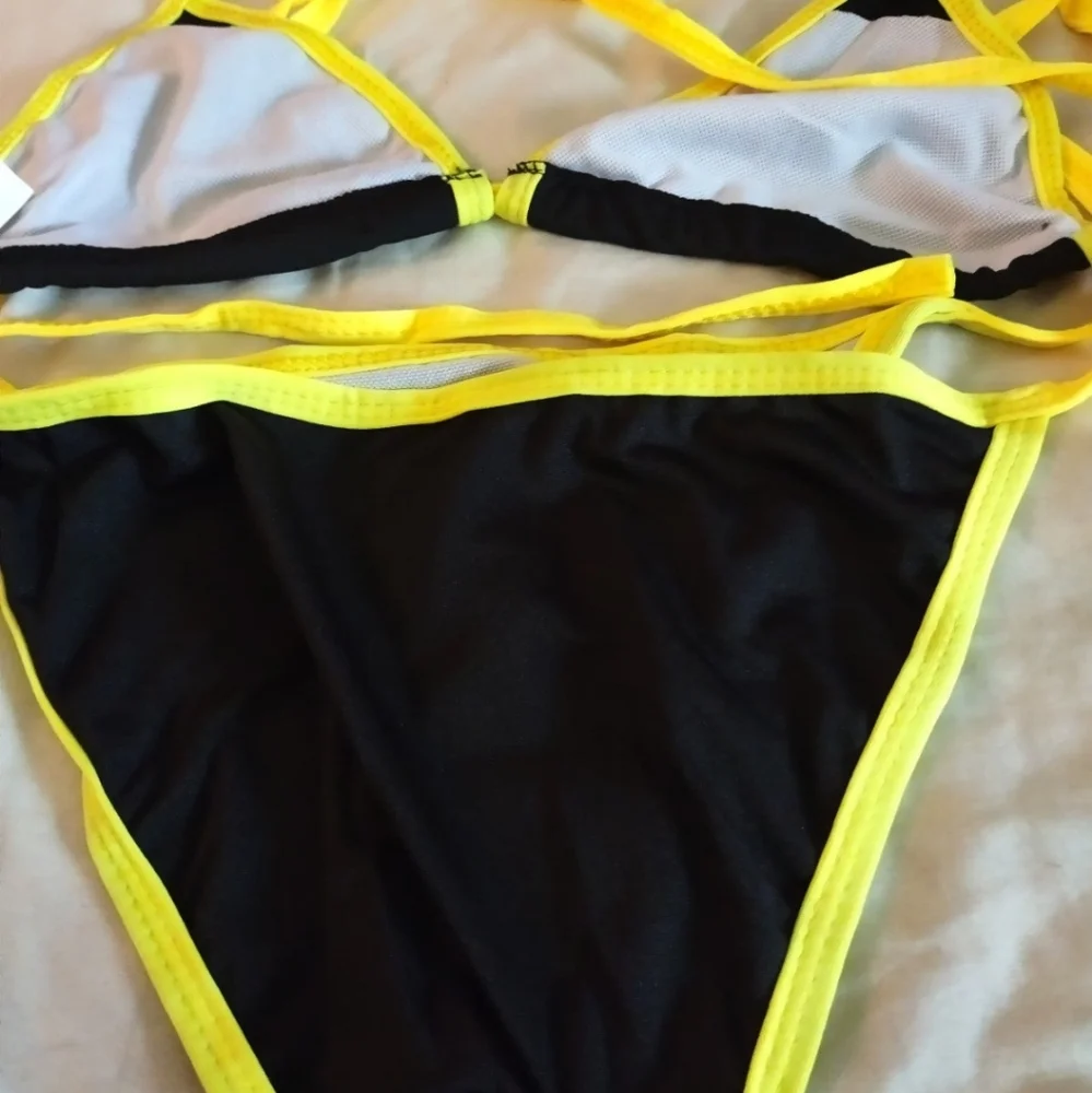 Bikini - Picture 2 of 3